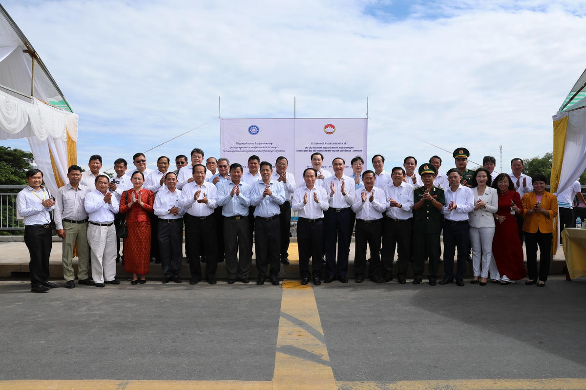 Ông Lê Tiến Châu, Ủy viên Trung ương Đảng, Phó Chủ tịch – Tổng Thư ký UBTƯ MTTQ Việt Nam và ông Nhem Valy, Ủy viên Trung ương Đảng Nhân dân Campuchia, Phó Chủ tịch Thường trực kiêm Tổng Thư ký Hội đồng quốc gia Mặt trận đoàn kết phát triển Tổ quốc Campuchia cùng các đại biểu 2 nước Việt Nam - Campuchia chụp ảnh lưu niệm.