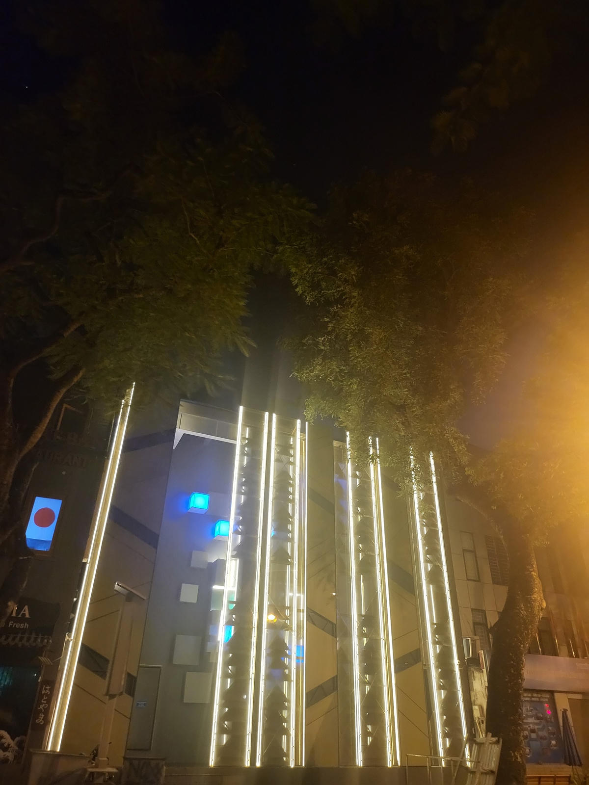 Bar trá hình NOXX nằm ngay địa chỉ 15 Lý Thường Kiệt, Phan Chu Trinh, Hoàn Kiếm, Hà Nội.
