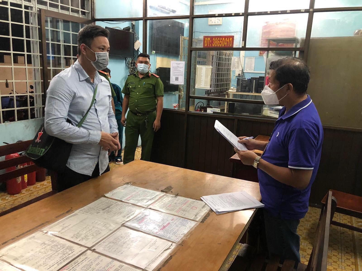 Công an làm việc với một đối tượng cầm đầu đường dây tín dụng đen tại quận Bình Thạnh, TPHCM.