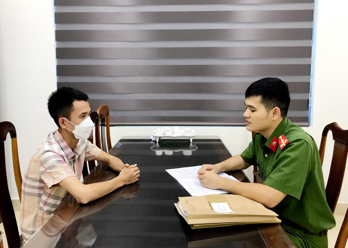 Trần Đình Sơn tại cơ quan công an.