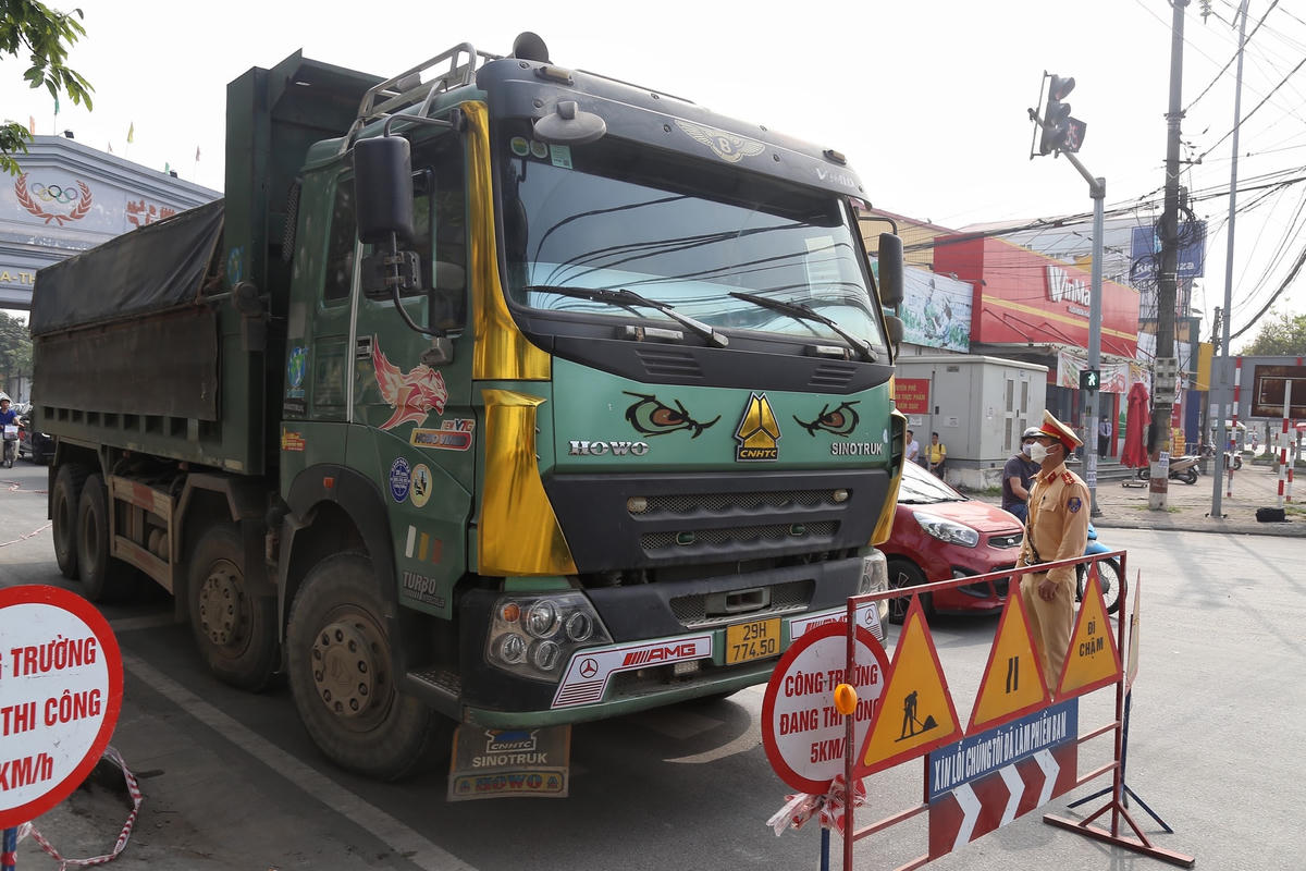 Điển hình, trường hợp ô tô mang BKS 29H-774.XX di chuyển theo hướng từ đường N12 ra Quốc lộ 32 đã bị tổ công tác thuộc Đội CSGT- Trật tự Công an huyện Đan Phượng dừng xe kiểm tra. 