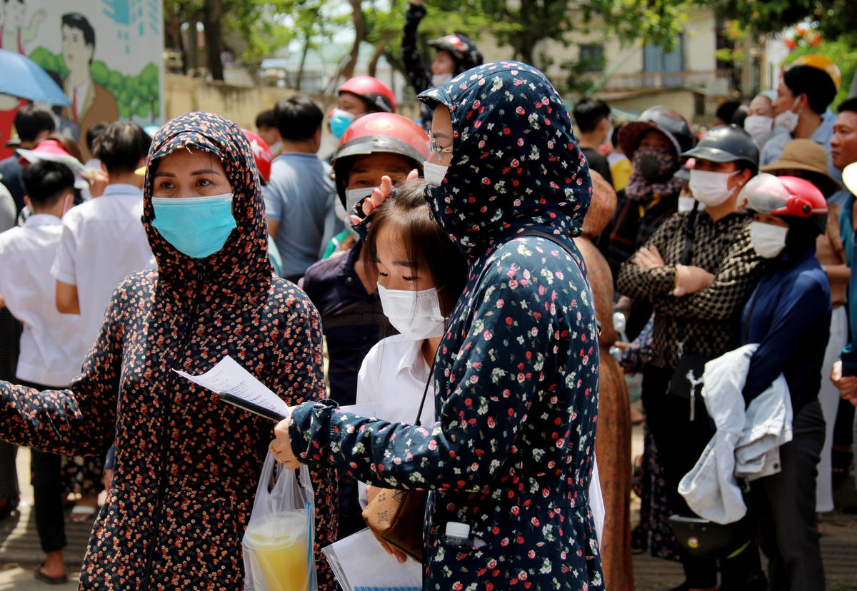 Phụ huynh hồi hộp với kết quả làm bài của con mình.