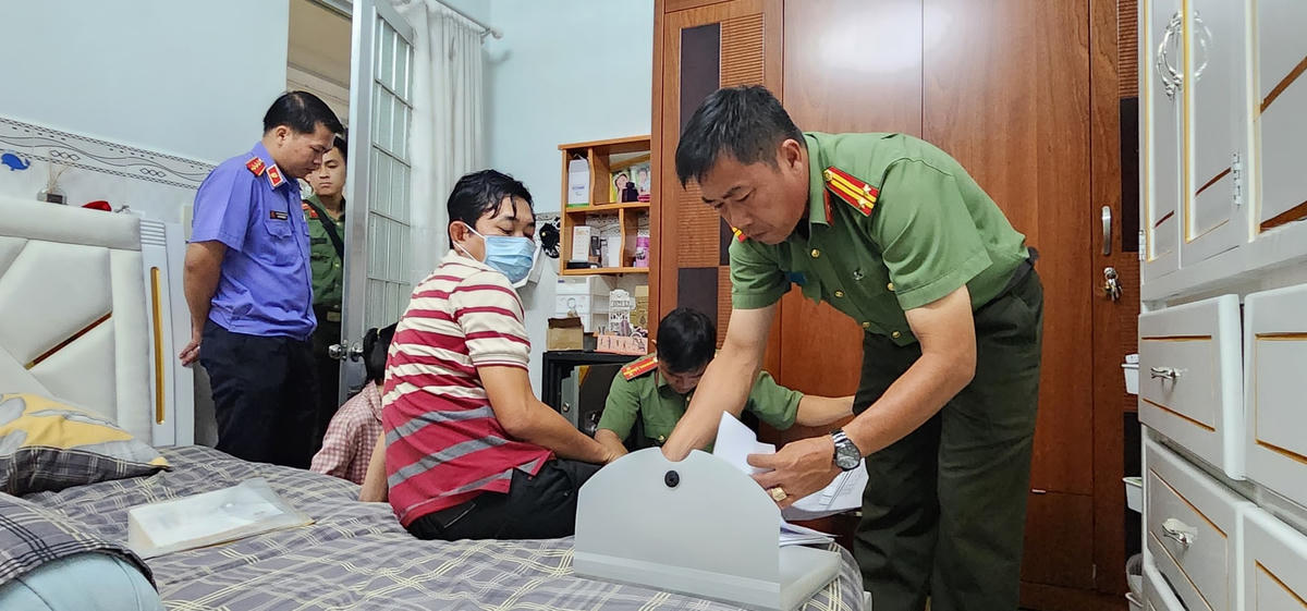 Lực lượng chức năng khám xét nhà Trần Văn Luyến.