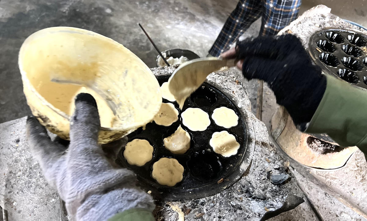 Cho bột vào khuôn để làm bánh thuẫn.