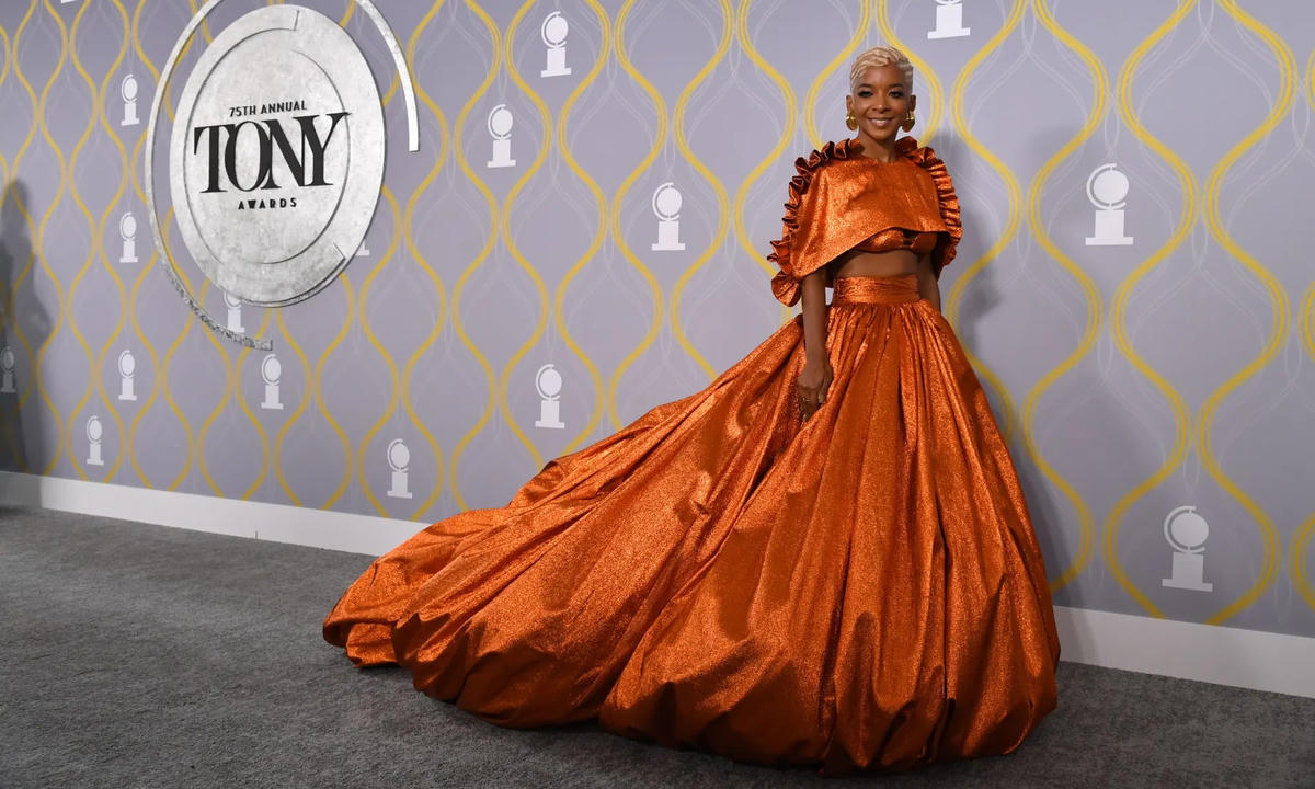 Kara Young trên thảm đỏ. Ảnh: Erik Pendzich / REX / Shutterstock.