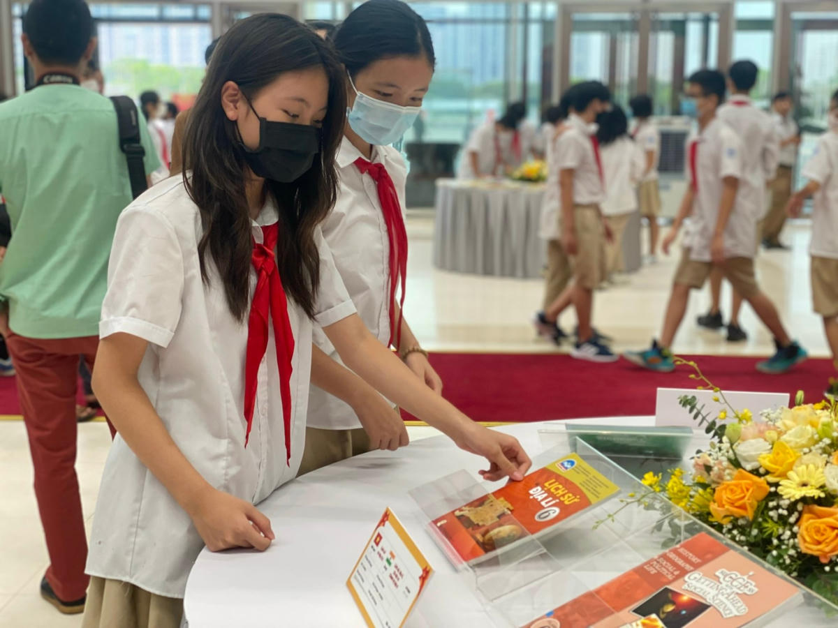Học sinh tham khảo sách giáo khoa mới.