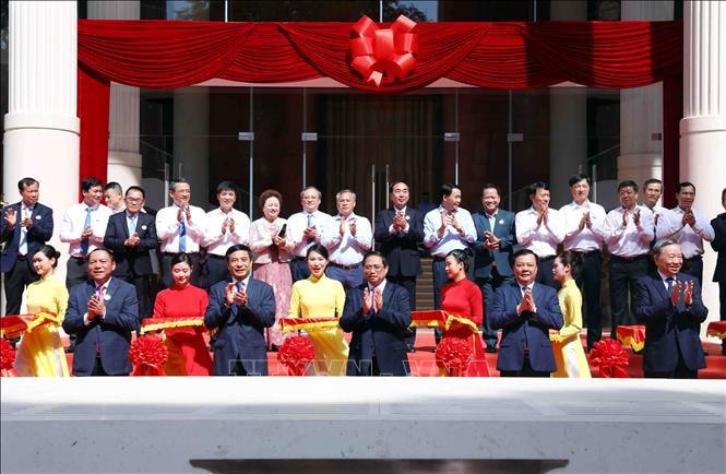 Thủ tướng Phạm Minh Chính và các đại biểu thực hiện nghi thức cắt băng khánh thành Nhà hát Hồ Gươm. Ảnh: Phạm Kiên/TTXVN.