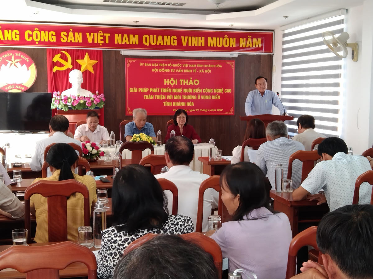 Ông Lê Tấn Bản, Giám đốc Sở NN&PTNT Khánh Hòa báo cáo thực trạng nghề nuôi biển hiện nay.