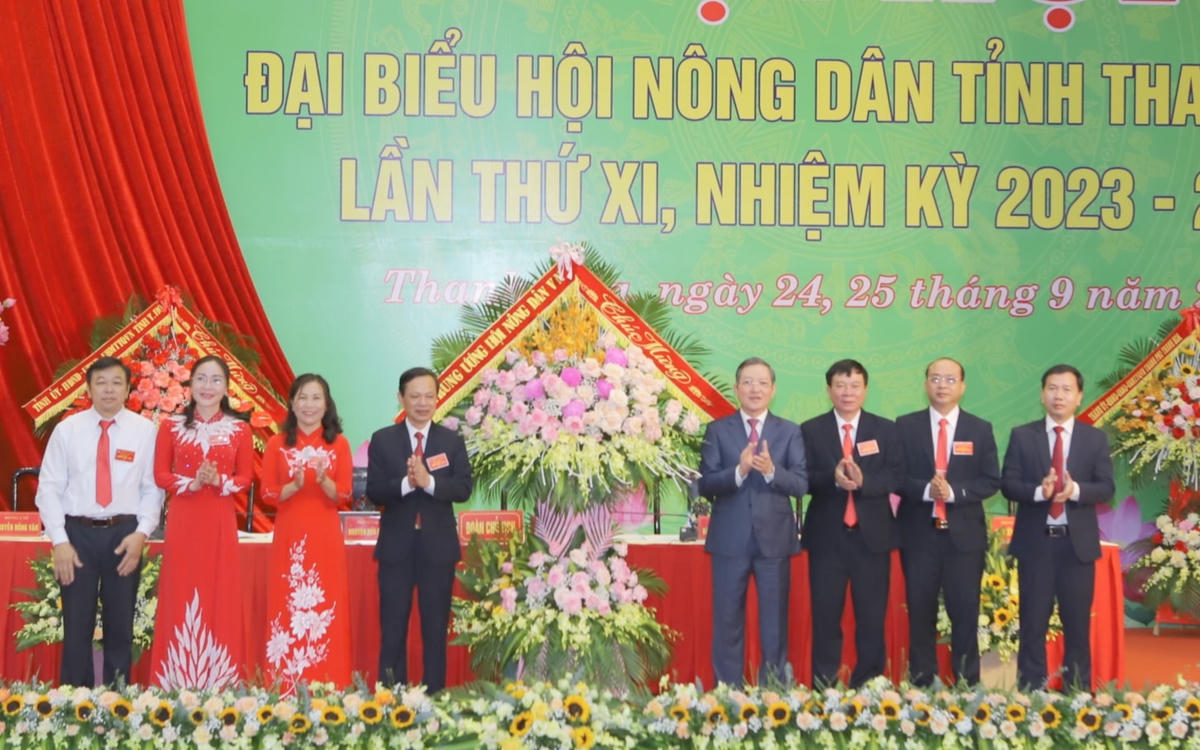 Ông Lương Quốc Đoàn, Chủ tịch Trung ương HND Việt Nam dự và tặng hoa chúc mừng Đại hội đại biểu HND tỉnh Thanh Hóa lần thứ XI.  
