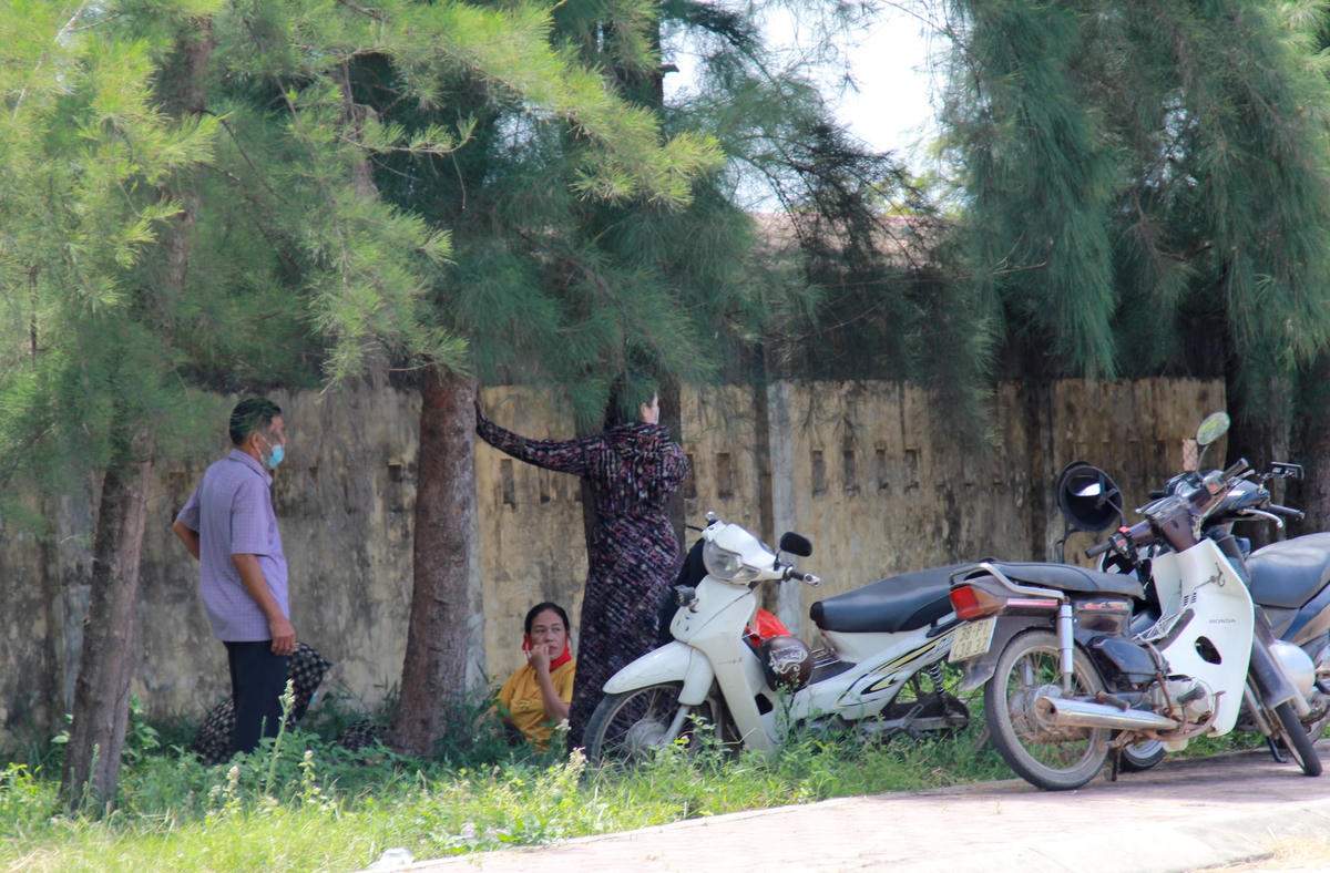 Phụ huynh đội nắng đứng chờ con.