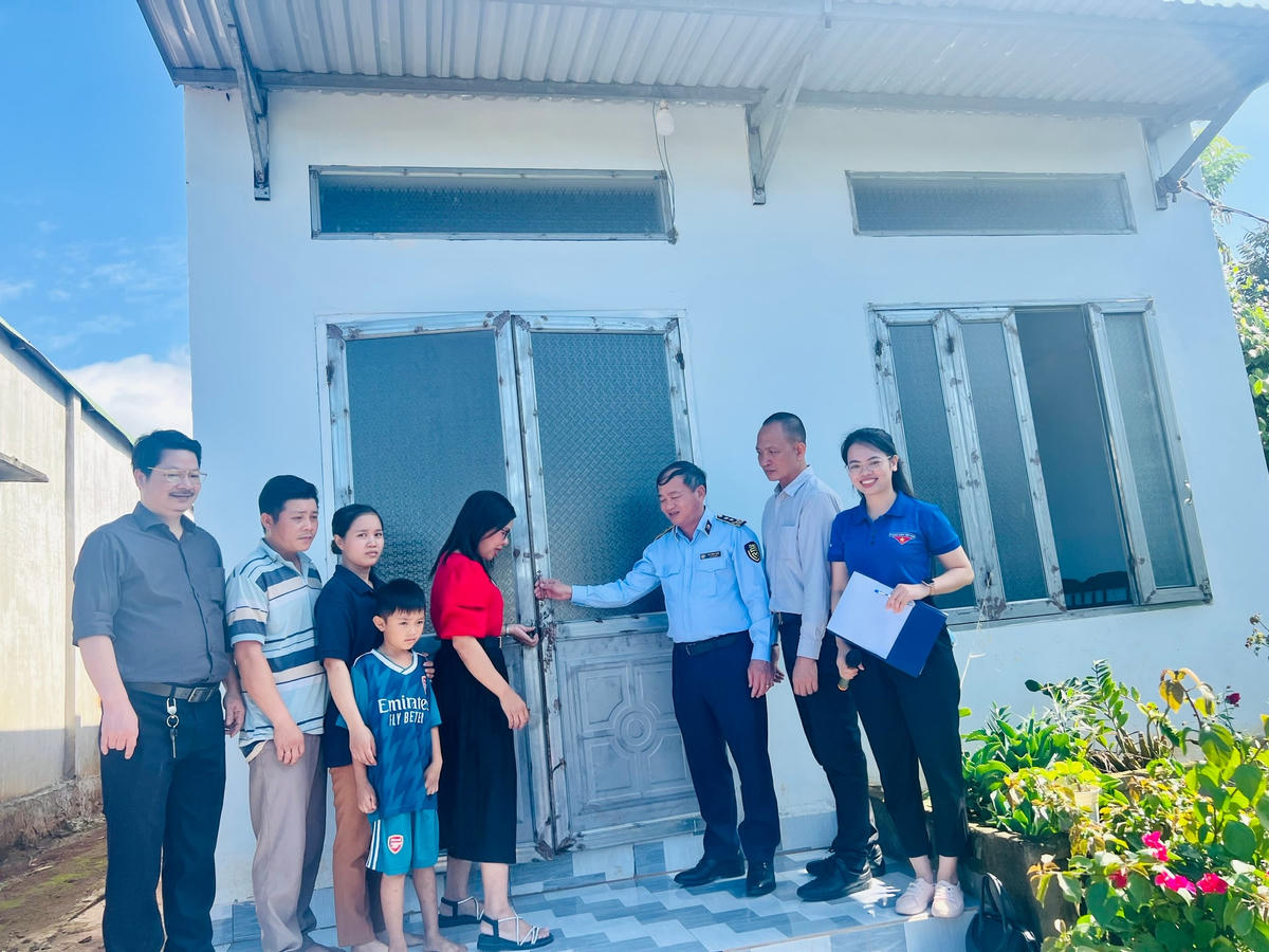 Lãnh đạo Cục QLTT cùng các nhà hảo tâm trao tặng nhà tình thương cho gia đình ông Trương Quang Bình ở thôn Sơn Lộc 3, xã Cư Bao, thị xã Buôn Hồ.