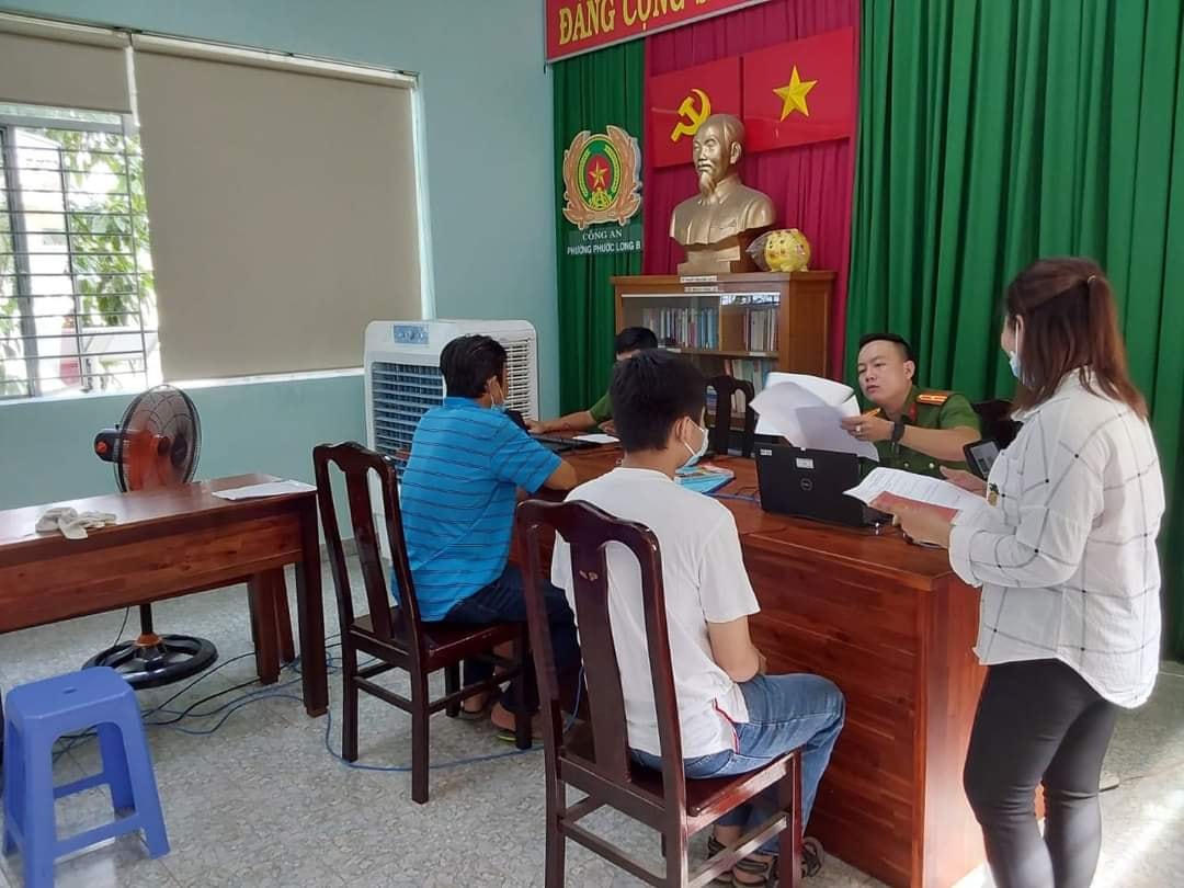 Quá tải công việc đang tạo sức ép rất lớn đối với quản lý nhà nước ở cơ sở của TPHCM.    Ảnh: Hồng Phúc