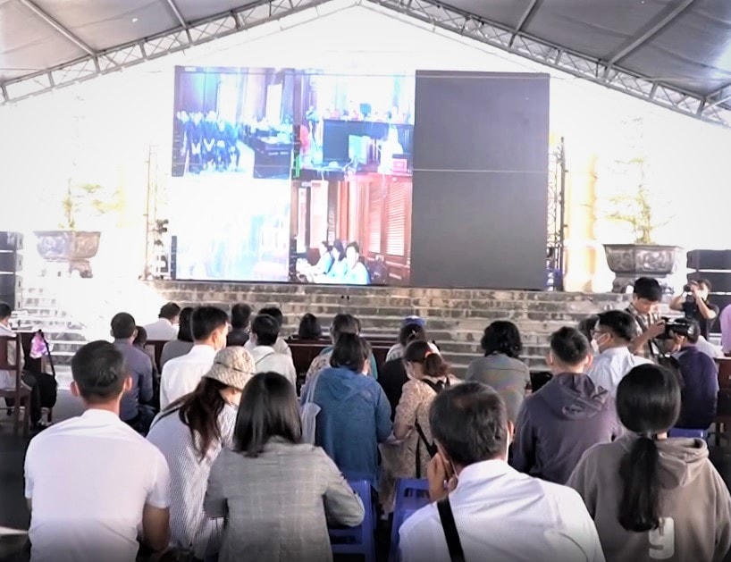 Có rất đông bị hại tiếp tục đến làm thủ tục tham dự xét hỏi tại phiên tòa xét xử bị cáo Nguyễn Thái Luyện và 22 đồng phạm tại Công ty Alibaba. (Ảnh: T.Hậu).