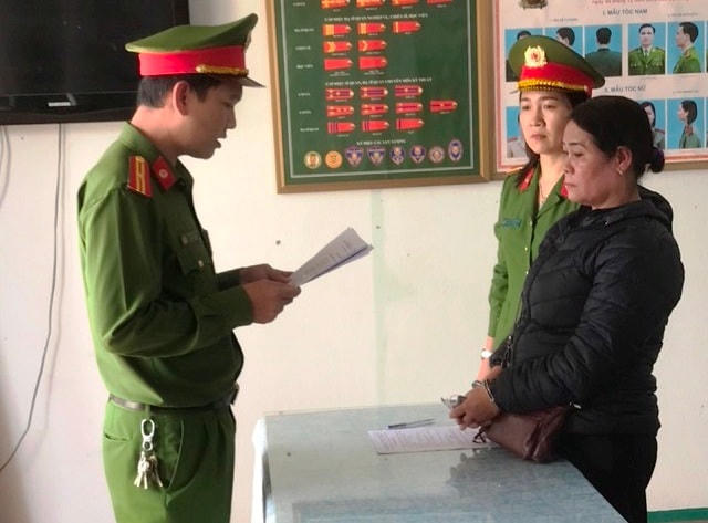 Lực lượng Công an đọc quyết định bắt đối tượng Huỳnh Thị Cơ.