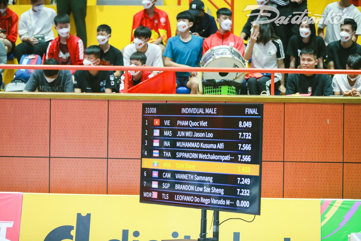 Bảng điện tử hiện điểm số cao của vận động viên Phạm Quốc Việt.