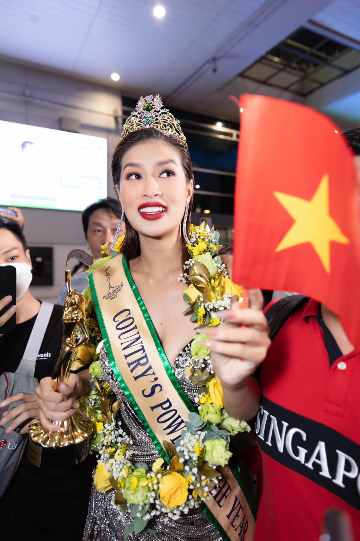 Thiên Ân hạnh phúc trước màn chào đón nồng nhiệt từ fan sắc đẹp trong nước. 