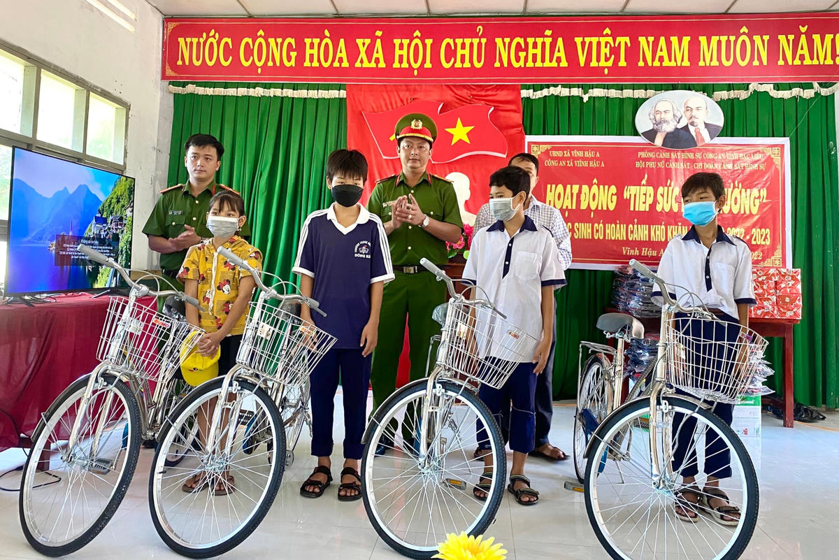 Phòng Cảnh sát hình sự Công an tỉnh Bạc Liêu tặng xe đạp cho các em học sinh nghèo hiếu học trên địa bàn xã Vĩnh Hậu A, huyện Hoà Bình. ( Ảnh: Trọng Nguyễn)