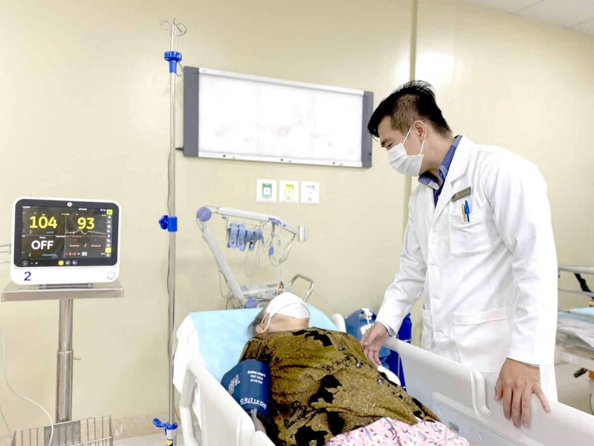 Người cao tuổi nhập viện điều trị vì biến chứng viêm phổi nặng.