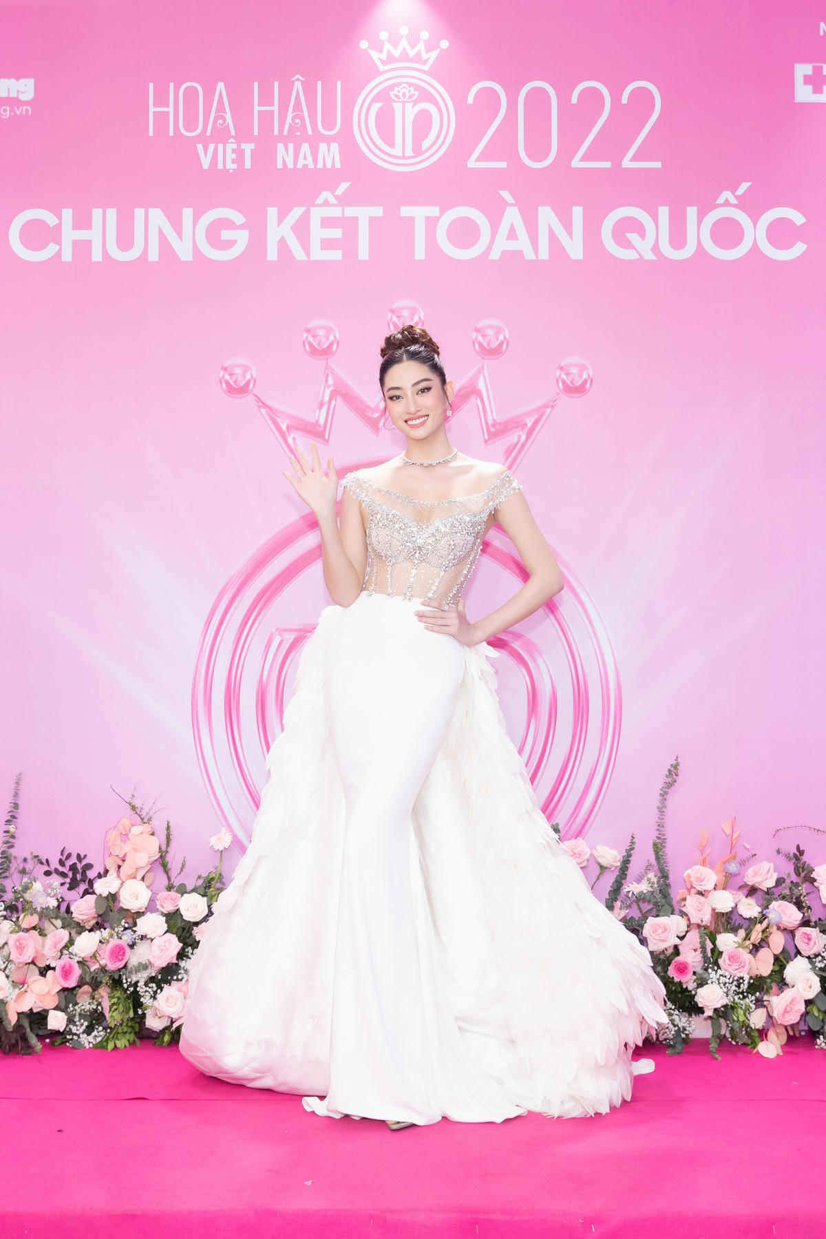 Hoa hậu Lương Thùy Linh rạng rỡ với trang phục xuyên thấu nửa thân trên, phần đuôi váy có độ xòe nhẹ giúp cô khoe khéo đôi chân dài. 