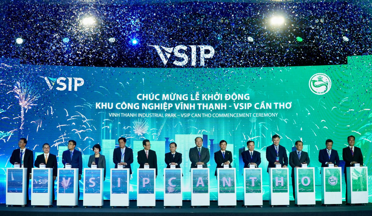 Các đại biểu thực hiện nghi thức khởi động dự án.