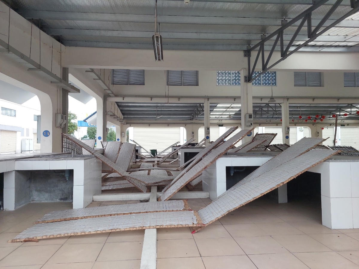 Người dân tận dụng không gian khu chợ mới chưa được đưa vào sử dụng làm làm chỗ phơi bánh đa.