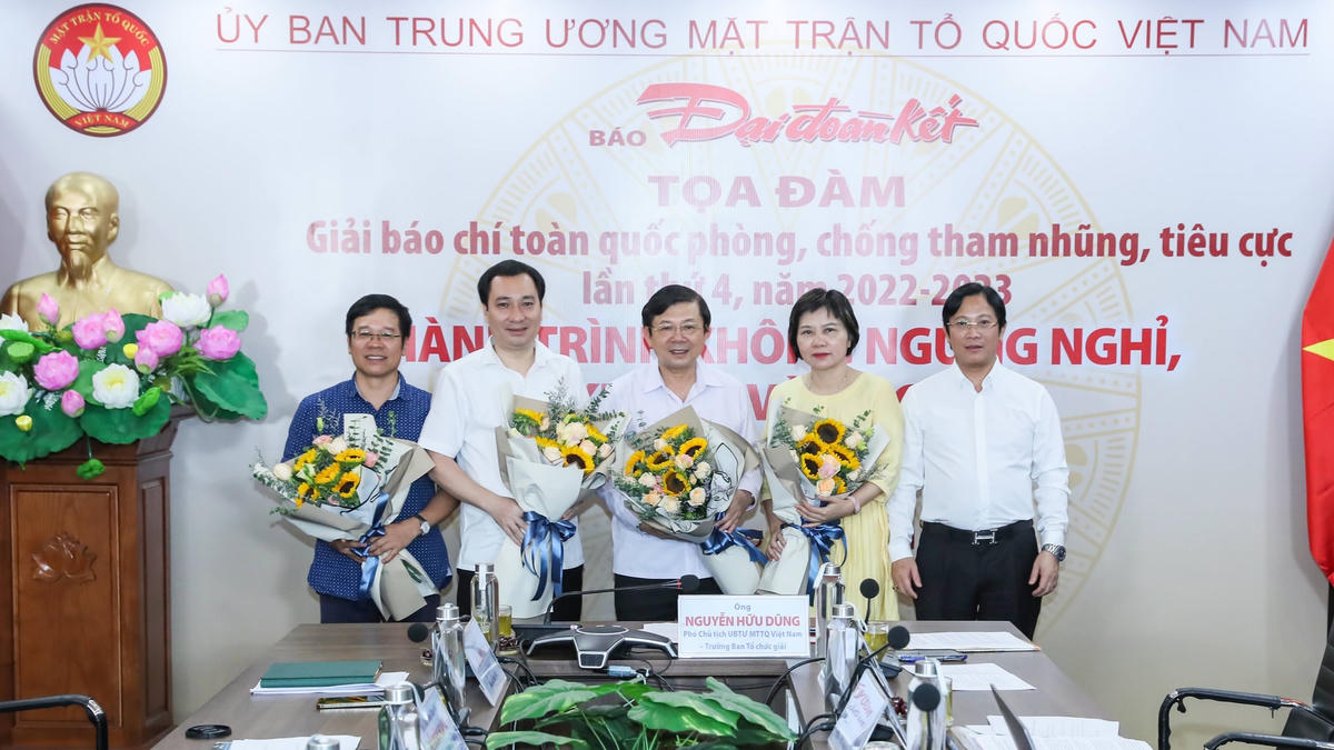 Phó Chủ tịch UBTƯ MTTQ Việt Nam Nguyễn Hữu Dũng, Quyền Tổng Biên tập Báo Đại Đoàn Kết Lê Anh Đạt cùng các vị khách mời Ảnh: Quang Vinh.