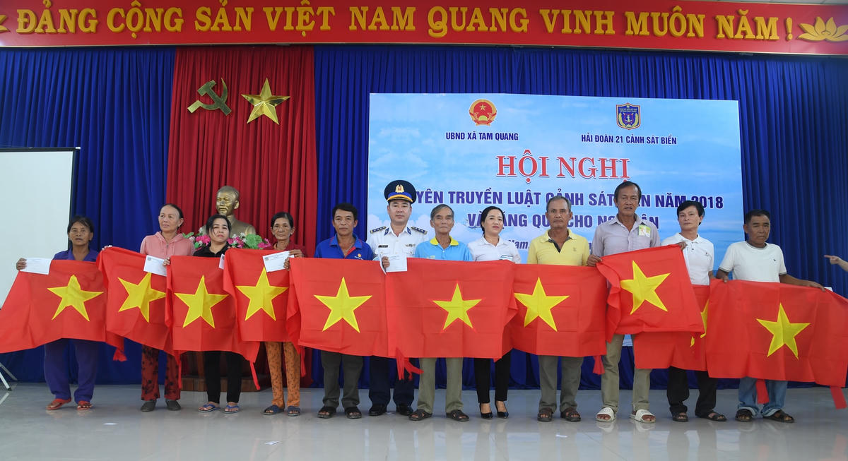 Hải đoàn 21 tặng cờ Tổ quốc cho ngư dân xã Tam Quang.