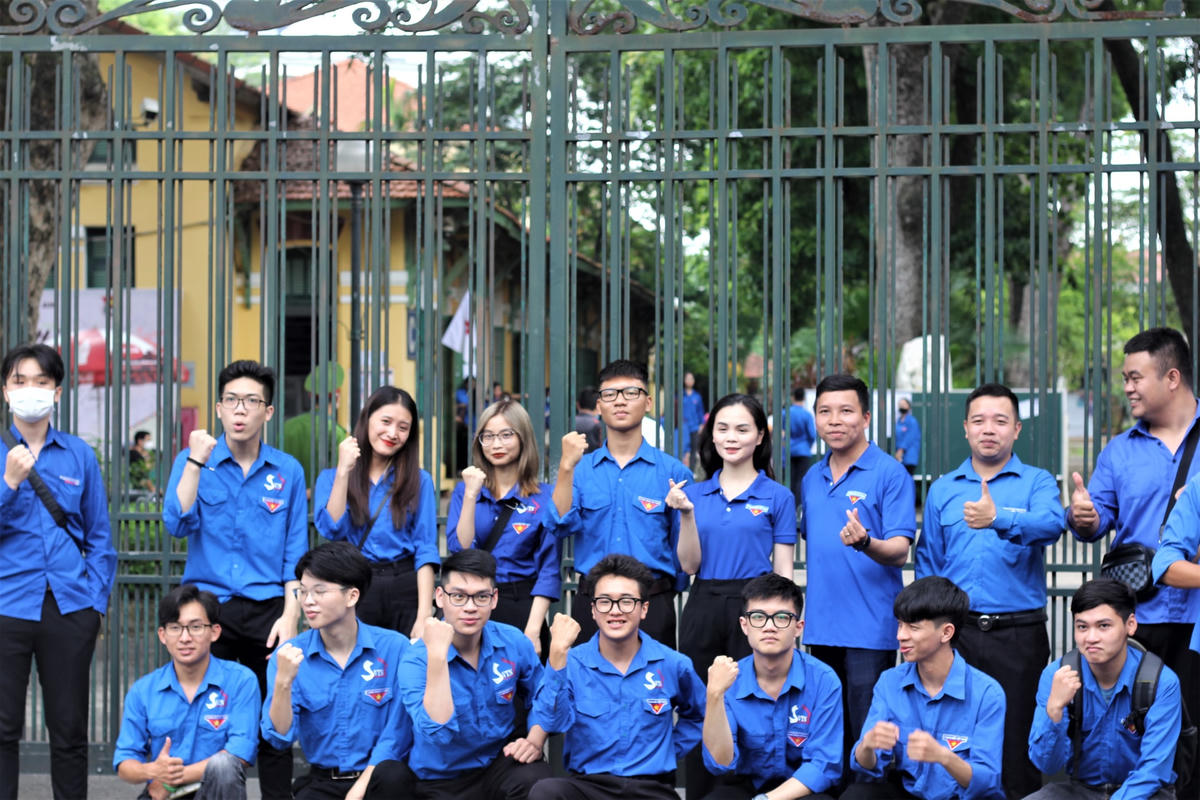 Đội tình nguyện quận Tây Hồ sẵn sàng tiếp ứng lúc thí sinh cần. Ảnh: Ngọc Ánh.