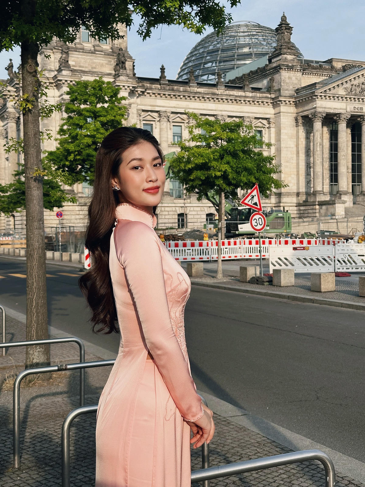 Tại đây, người đẹp 23 tuổi cũng tận dụng cơ hội để góp phần quảng bá nét đẹp văn hóa, bản sắc dân tộc Việt Nam thông qua chiếc áo dài và nón lá.