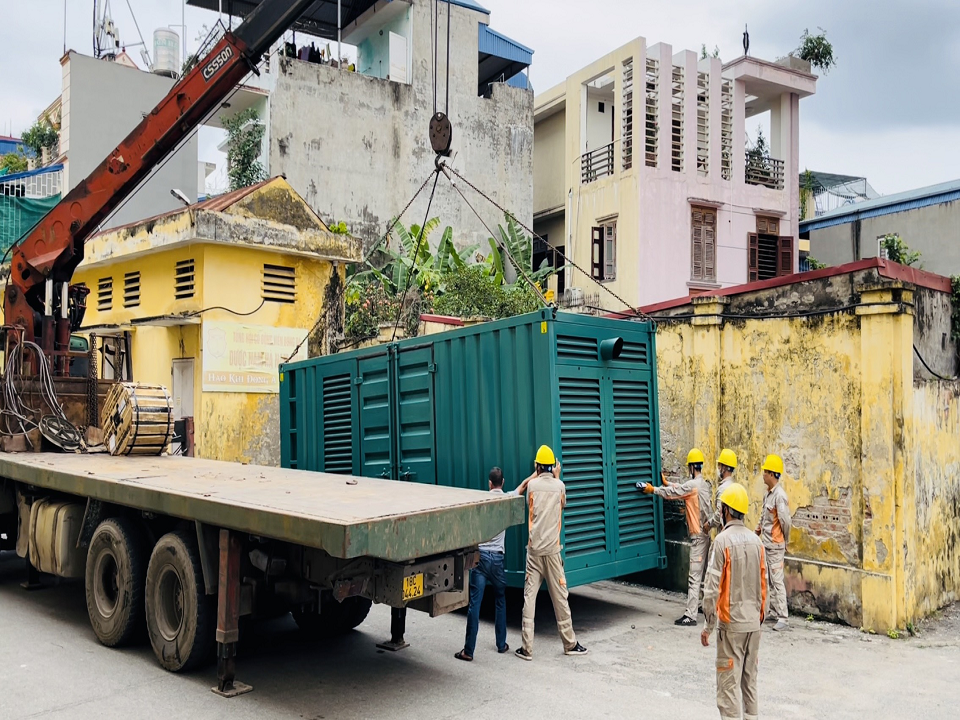Cán bộ Điện lực TP Nam Định lắp máy biến áp dự phòng tại SVĐ Thiên trường phục vụ Seagame.