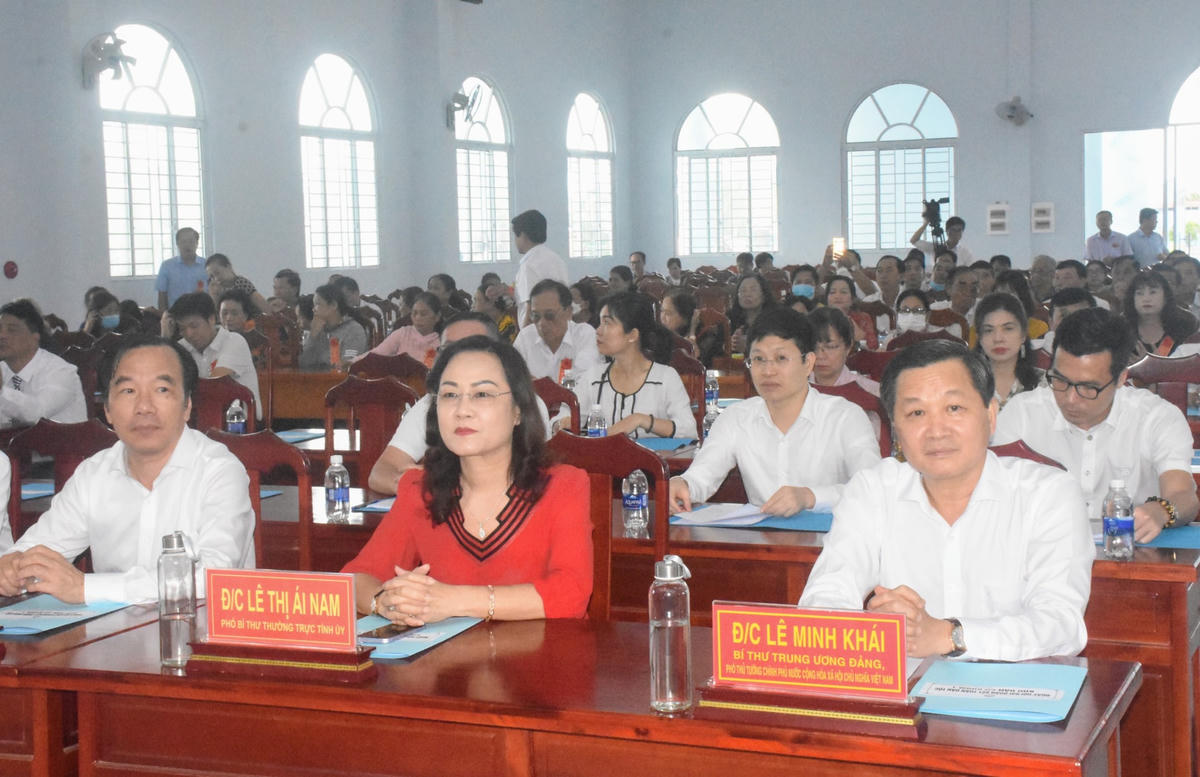 Phó Thủ tướng Chính phủ Lê Minh Khái và Phó Chủ tịch UBTƯ MTTQ Việt Nam Ngô Sách Thực dự Ngày hội.