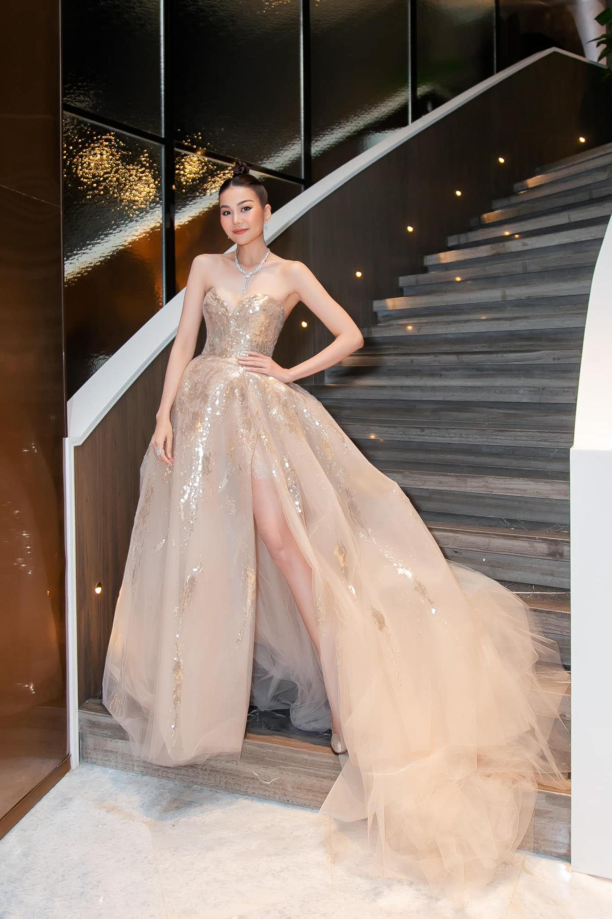 Thanh Hằng xuất hiện lộng lẫy tại một sự kiện gần đây với thiết kế Haute Couture đến từ thương hiệu Elie Saab.