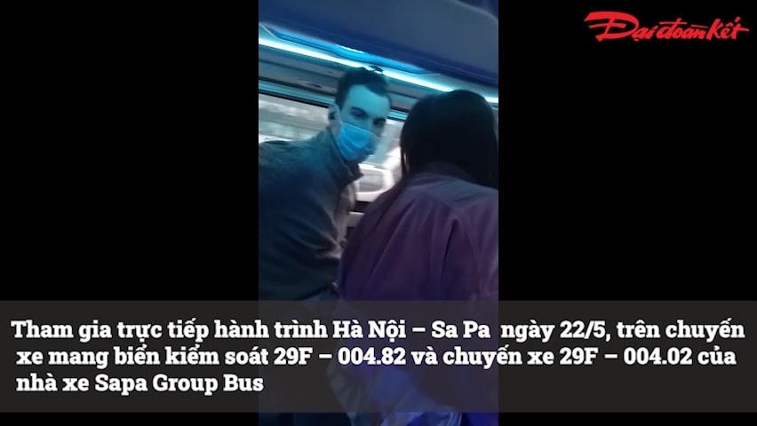 2 du khách nước ngoài phải chung 1 phòng cabin đôi của hãng xe Sa Pa Group Bus.