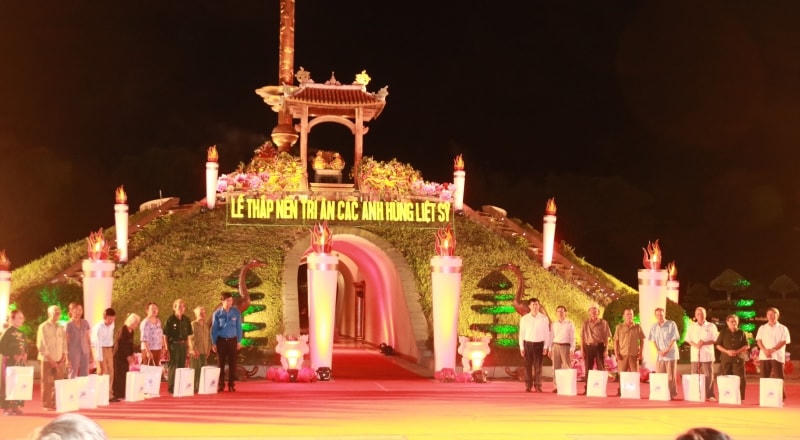 Ban Tổ chức tặng quà tri ân các thân nhân liệt sĩ, thương bệnh binh, gia đình chính sách…