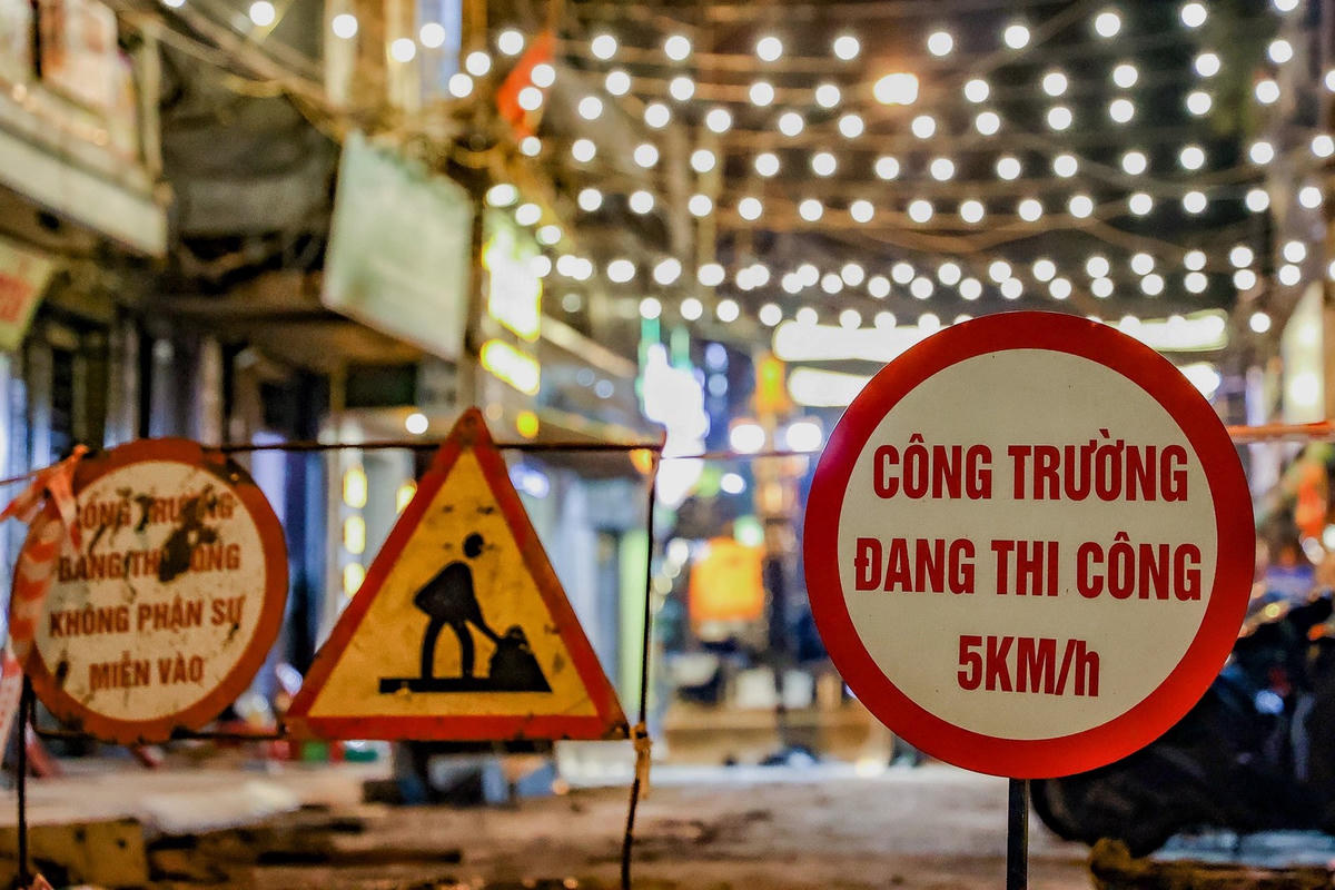 Hiện tại, các đơn vị thi công rào chắn trên phố Ngũ Xã hướng về Nguyễn Khắc Hiếu (phường Trúc Bạch, quận Ba Đình, Hà Nội) để tiến hành cải tạo hạ tầng kỹ thuật, chỉnh trang đô thị tại tuyến phố này.