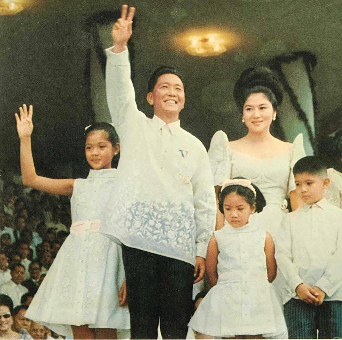 Ferdinand Marcos Jr. (ngoài cùng bên phải) cùng bố mẹ và chị em gái năm 1965.