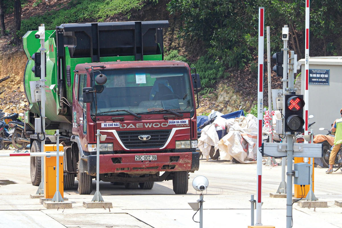 Các xe chở rác đều phải đi qua trạm cân trọng tải, sau đó mới được di chuyển vào nhà máy, đủ điều kiện mới được phép đi vào khu vực bể chứa rác.  