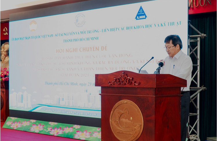 Giáo sư, Tiến sĩ Nguyễn Văn Phước, Chủ tịch Liên hiệp các Hội KH&KT Thành phố phát biểu tại hội nghị.