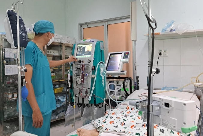 Bé trai 8 tuổi mắc bệnh dại được lọc máu tại Bệnh viện Nhi đồng 2 (TPHCM).