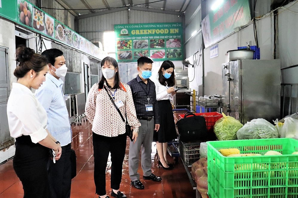 Đoàn kiểm tra Chi cục ATVSTP Quảng Ninh kiểm tra tại một số cơ sở chế biến thực phẩm trên địa bàn TP Hạ Long. Ảnh: QMG.