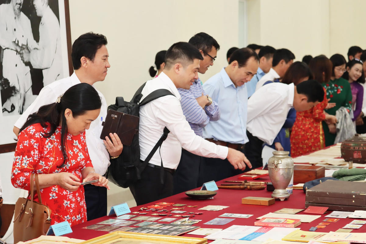 Học viên tham quan gian trưng bày chuyên đề tại Trung tâm Bồi dưỡng cán bộ và Nghiên cứu khoa học UBTƯ MTTQ Việt Nam.