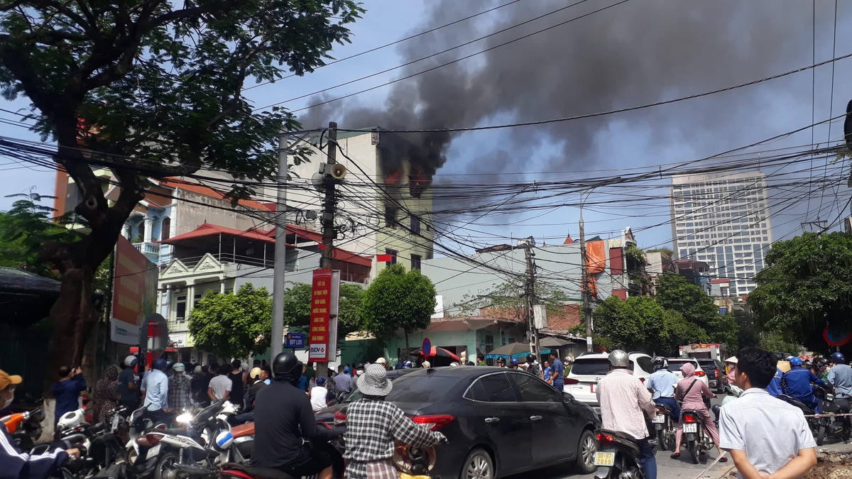 Đám cháy bùng phát ở tầng 4 ngôi nhà, nơi được dùng làm cửa hàng buôn bán.