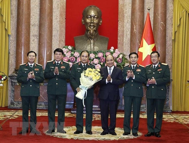 Chủ tịch nước Nguyễn Xuân Phúc và lãnh đạo Bộ Quốc phòng chúc mừng Thượng tướng Phùng Sĩ Tấn. (Ảnh: Thống Nhất/TTXVN)