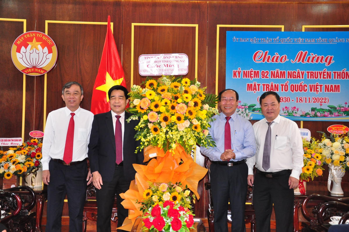 Ông Lê Văn Dũng, Phó Bí thư Thường trực Tỉnh ủy Quảng Nam thăm, chúc mừng Ngày truyền thống MTTQ Việt Nam.