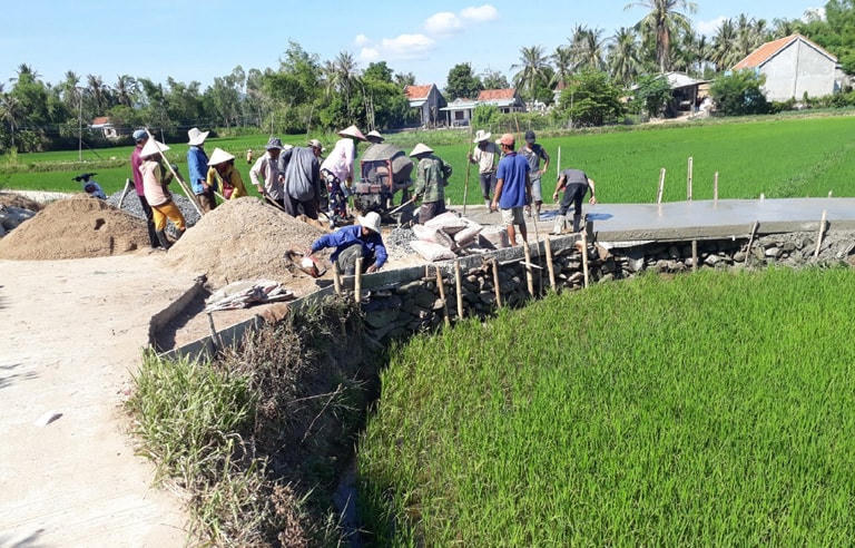 Người dân Phú Yên, tham gia làm đường giao thông xây dựng nông thôn mới.