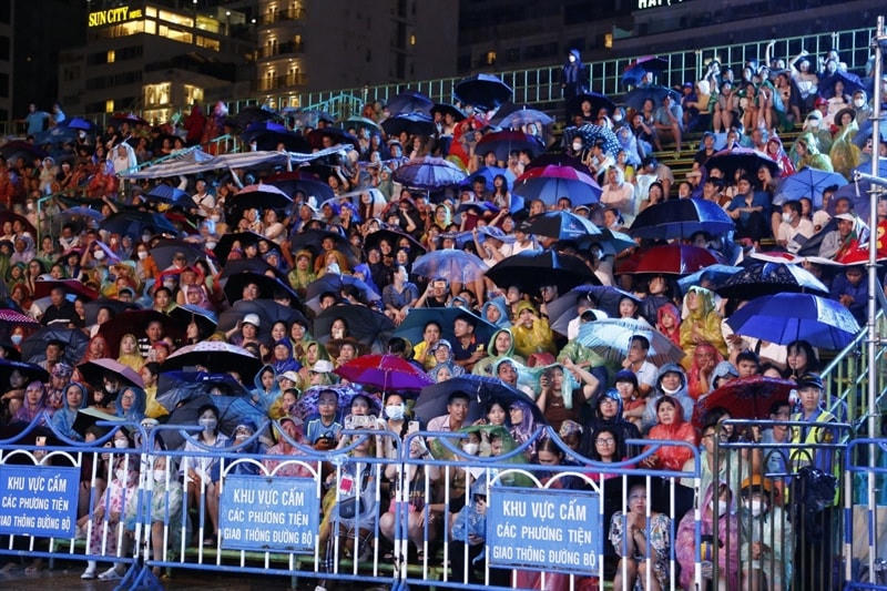 Nhiều du khách và người dân, hào hứng đội mưa dự lễ bế mạc Festival Biển Nha Trang 2023.