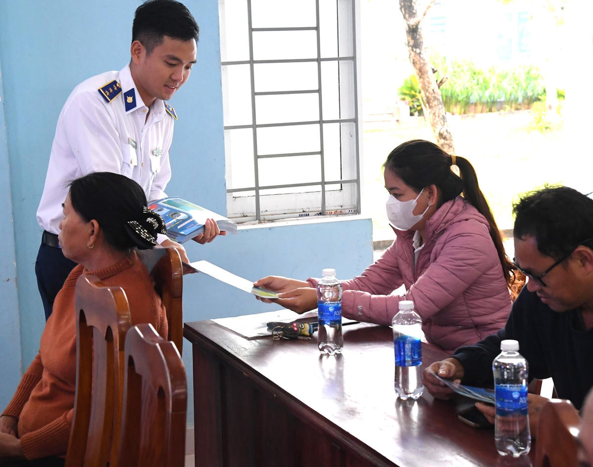 Hải đoàn 21 tuyên truyền về Luật biển cho ngư dân xã Bình Minh.