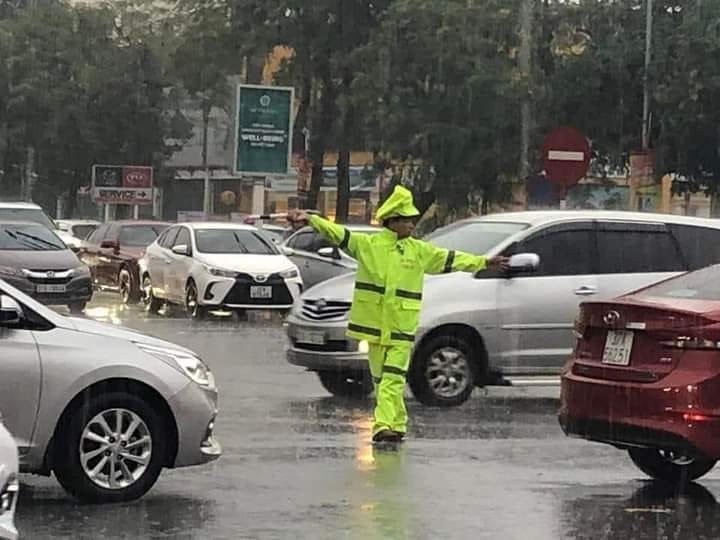 Công an TP Vinh điều tiết giao thông lúc sáng sớm.