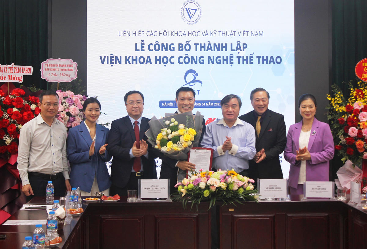 Trao quyết định thành lập Viện Khoa học Công nghệ Thể thao.