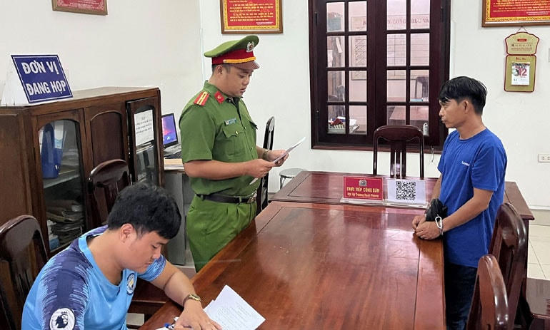 Lực lượng chức năng, bắt giữ đối tượng Lưu Hoàng Phi Hùng vì hành vi tổ chức đánh bạc. 